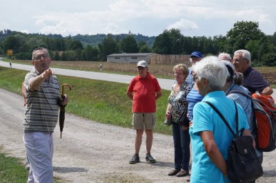 Wanderführer Ibel bei einigen seiner zahlreichen Erläuterungen, im Hintergrund der Bogenberg mit Kapelle